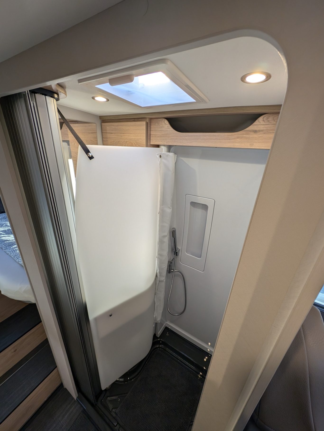 mit schwenkbarer Duschwand